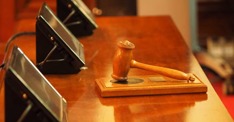Un livreur suspend son travail pour exiger une hausse de salaire, son licenciement reconnu comme abusif par la justice…